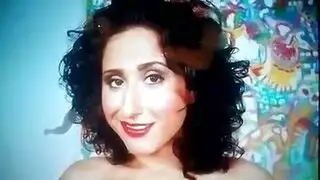 عاهرة مثيرة تدفئ نفسها بمص القضيب قبل أخذ قضيب صلب