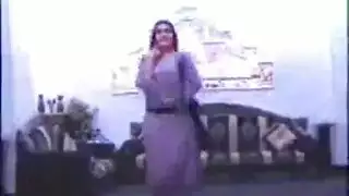 رقص منزلي وقح: فتاة مثيرة تتعرى وتقذف أمام الكاميرا