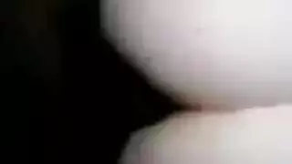 الشقراء المفعمة بالحيوية تعمل على قضيب عملاق بفرجها المحلوق