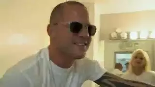 فتاتان تقضيان وقتًا للاستحمام السحاقي ولعق بعضهما البعض كس مبلل يقطر