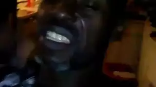 أماندا تبلع السائل المنوي ثم تأخذ عدة زبور سوداء بعمق