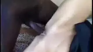 سيدة ناضجة تتعرض لاختراق مزدوج بقضيبين أسودين ضخمين بينما يستمني رجل