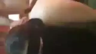 فتاة مصرية محجبة تمتلئ مؤخرتها في وضعية الكلب