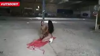 امرأتان سمر عاشقتان تدمران فرج مراهقة في مشهد إباحي