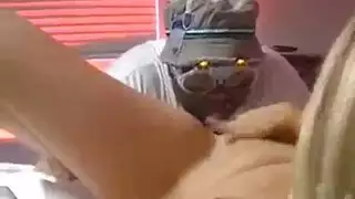 فتى أنيق قوي البنية يحصل على دفقة منوية ضخمة بعد جلسة جنس جامحة