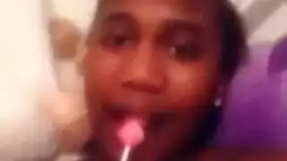 مراهقة آسيوية تئن بينما يمتد عمود ضخم في مهبلها الضيق