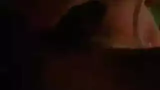 الفتاة الشقراء لديها مؤخرة كبيرة ، والتي تحتاج إلى شبر من الصخور الصلبة حتى مؤخرتها