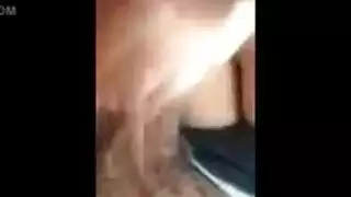 يضخ البطل الأسود كريمًا سميكًا بعمق في مهبلها الشرجي