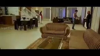 فتاة ممتلئة الصدر تتنفس البخار بمشهد إباحي صريح