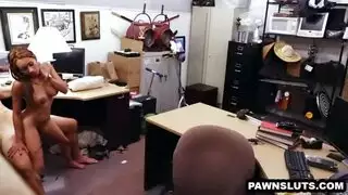 الرجل العضلي يظهر قضيبه الصلب ووشمه الجديد