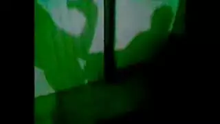 مراهقة هاوية تبلع قضيباً قاسياً خلال جماع على الأريكة