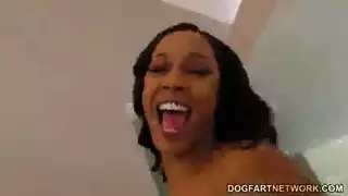 سيد الحجرة يستعبد الفتاة المستعدة في خيال إباحي