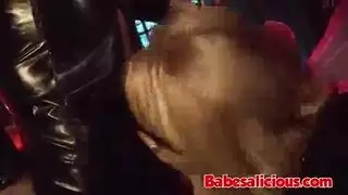 إباحية في اللاتكس: قضيب كبير تم مصه ثم نكحه سمراء مثيرة