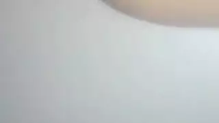 مغامرة إباحية لمراهقة: يتم تناوب فريق عليها بقضيب مجهول موهوب