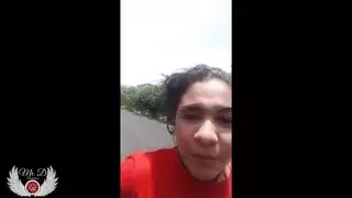 شاهد بينيلوبي أولسن في هذه المجموعة الاستعراضية البرية في الهواء الطلق، وتومض بزازها الطبيعية وكسها الرطب في الشوارع والطرق العامة