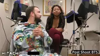 حركة هزاز صريحة: مهبل المراهقة يحصل على تدليك يؤدي إلى هزة جماع شديدة