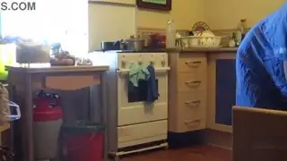 قذف في المطبخ: خادمة تركية تمتلئ من رئيسها اليائس