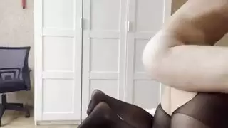 فتاة عربية ذات أثداء كبيرة تأخذ قضيب رئيسها في جنس صريح بالمكتب