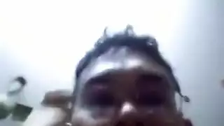 بنت تعلم امها على النيك