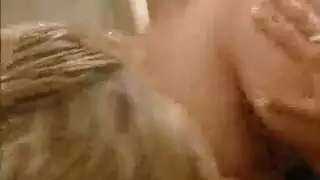 عاهرات مثليات تكتشفن النشوة المتبادلة في مشهد صريح