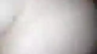 تتعرض ليونا للقصف في غرفة خلع الملابس وتصرخ أثناء حصولها على هزة الجماع ، كما لم يحدث من قبل