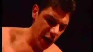 فانيسا كيج الأم الشهوانية تداعب مهبلها الضيق بملابس داخلية من الدانتيل