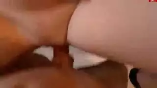 حفلة جنس جماعي في السرير الكبير: مراهقة سمراء تأخذ قضيبين معاً