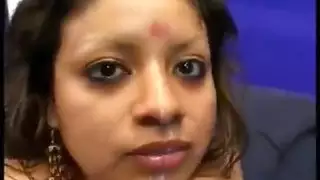 الفتاة الهندوسية تُملأ بواسطة عربي مسلم في إباحية صريحة