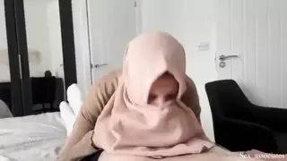 ثدي ابنتها كبير