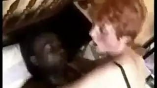 شقراء نارية تئن في الهاتف من أجل قضيبين صلبين