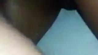 مراهقة صغيرة الحجم تتعرض لحفر شرجي وهي على ركبتيها