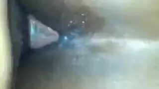 ترانس سوداء تلعب شرجيها وكسها، ساقيها في الهواء