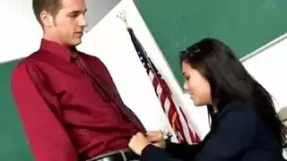 الترجمة: طالبة لطيفة ترتدي سراويل بيضاء