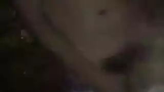 فتاة شقراء على الشاطئ تحصل على لحس كسها في الرمال