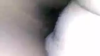 تم تعيينها لجنس جماعي: الفتاة المثيرة تخدم عدة رجال في أوgy جامح