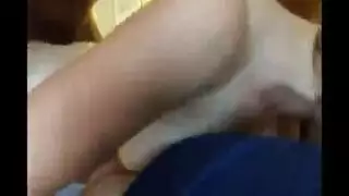 تشجيع المقعد الخلفي في سن المراهقة الشقراء